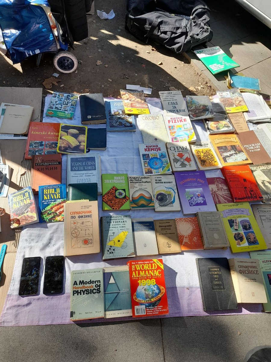Белградская барахолка. Есть книги на русском языке.
