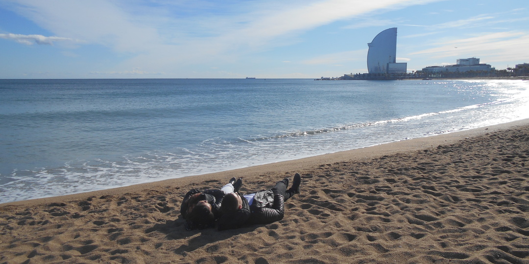 "Барселонета" - золотой песчаный рай и ласковое море в январе.