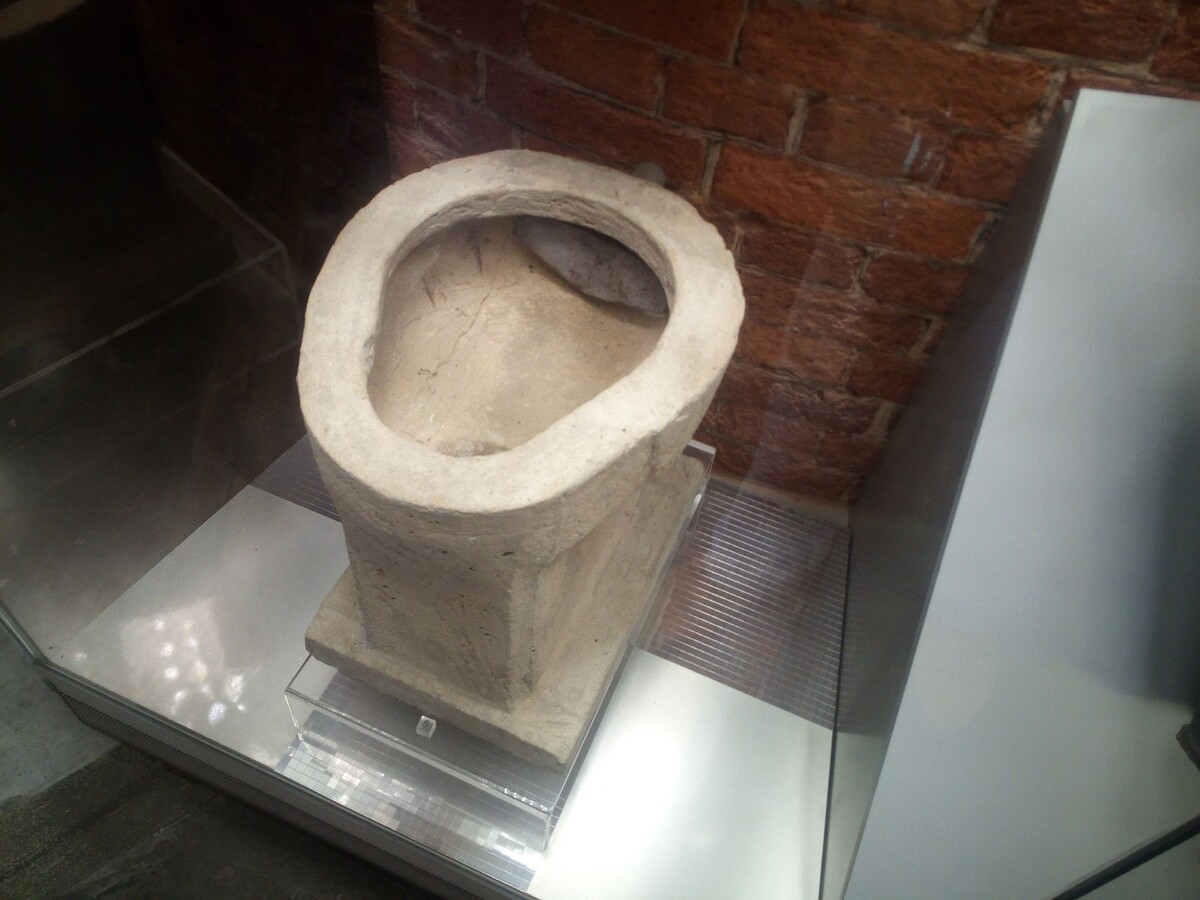 Обычный советски бетонный унитаз