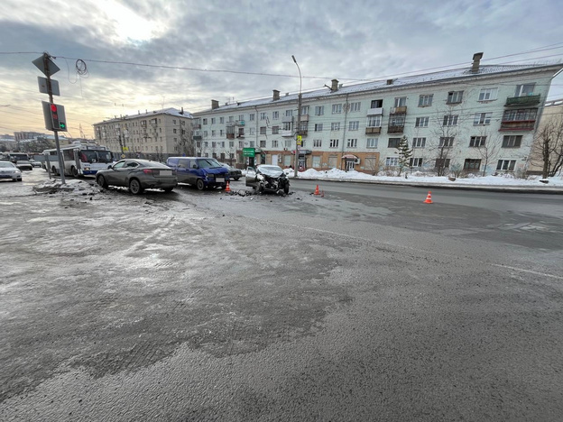    Пять человек пострадали в аварии на Октябрьском проспекте