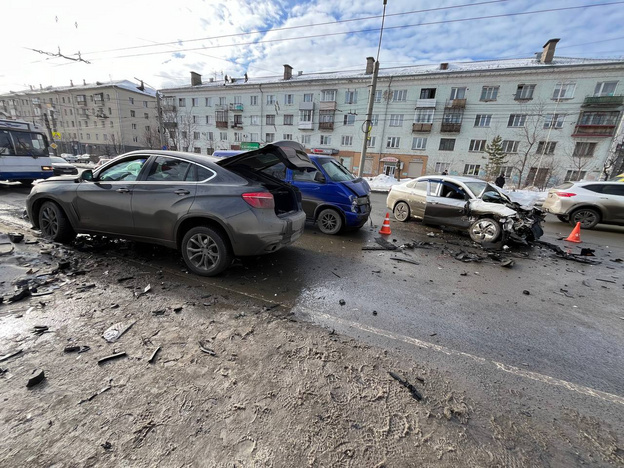    Пять человек пострадали в аварии на Октябрьском проспекте