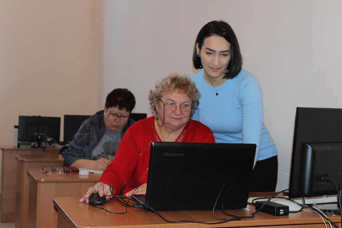 Специалист Мостовского комплексного центра соцобслуживания Ирина Падалка учит пенсионеров компьютерной грамоте.