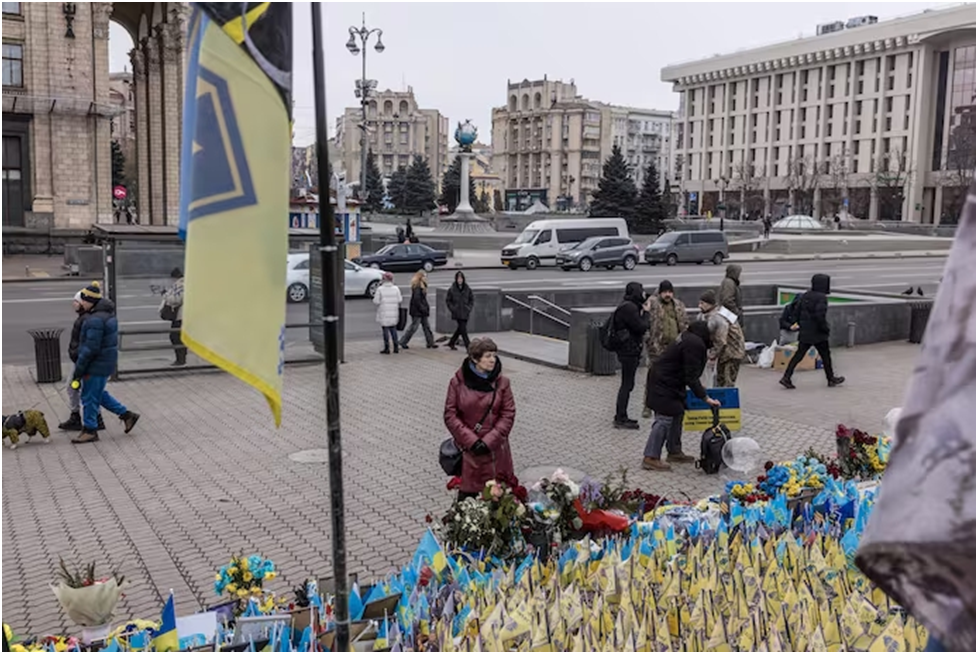 Люди проходят мимо импровизированного мемориала на площади Майдан в Киеве. (Оксана Парфенюк/The Washington Post)