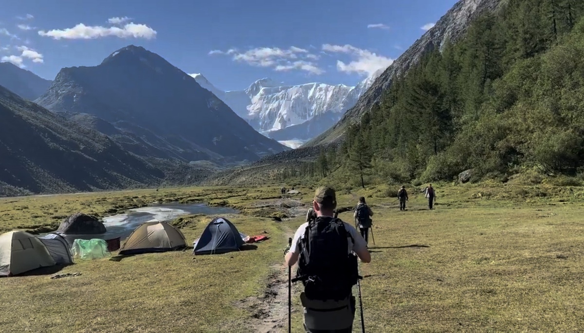 Поляна Ак-Кем, впереди - Белуха