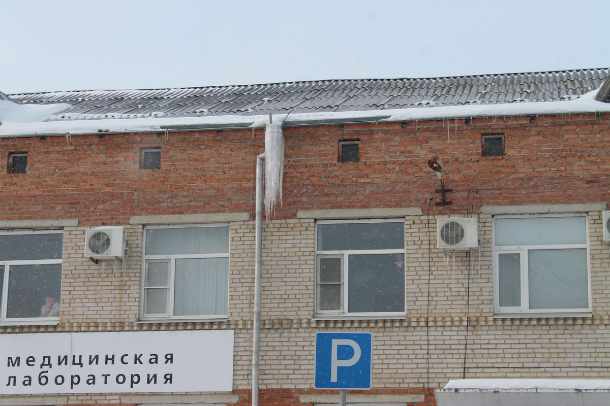 Угрозу представляют огромные сосульки, свисающие с крыш.