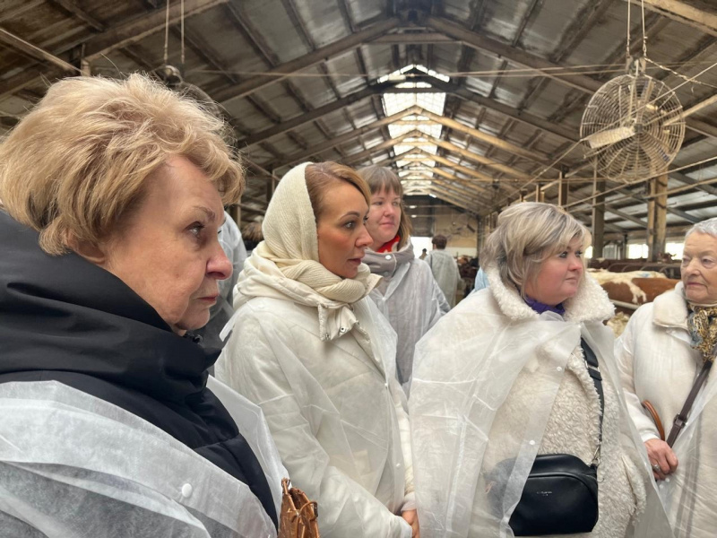    Депутат Госдумы Валентина Пивненко рассказала про увлекательный поход в коровник в КарелииВалентина Пивненко / ВК