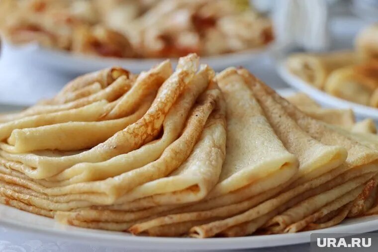 Во многих местах количество блинов ограничено, может достаться не всем. Фото: Екатерина Сычкова © URA.RU