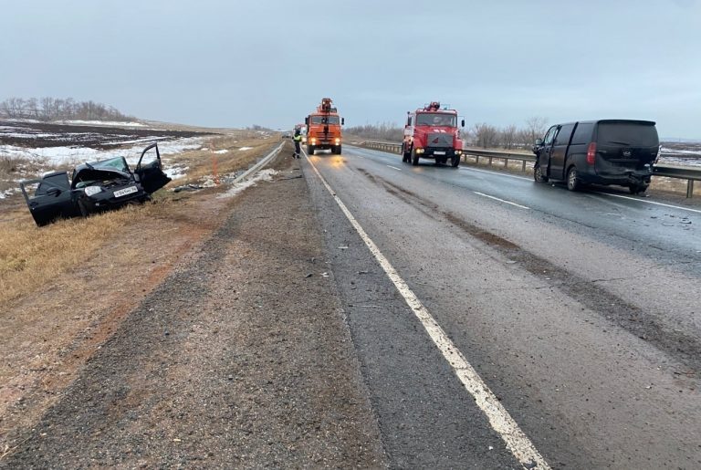    В Октябрьском районе при столкновении «Приоры» и минивэна погибла пассажирка Оренбуржье