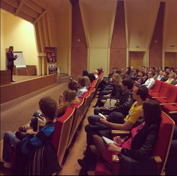 Мухтар в аудитории.