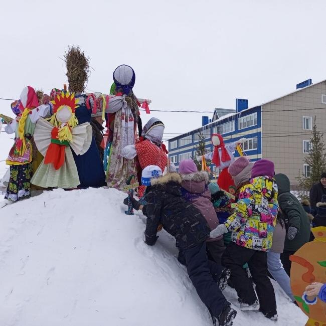    В прошлом голу ребятишки чучела Маслениц отправили в костер. Фото Анны Зубаревой