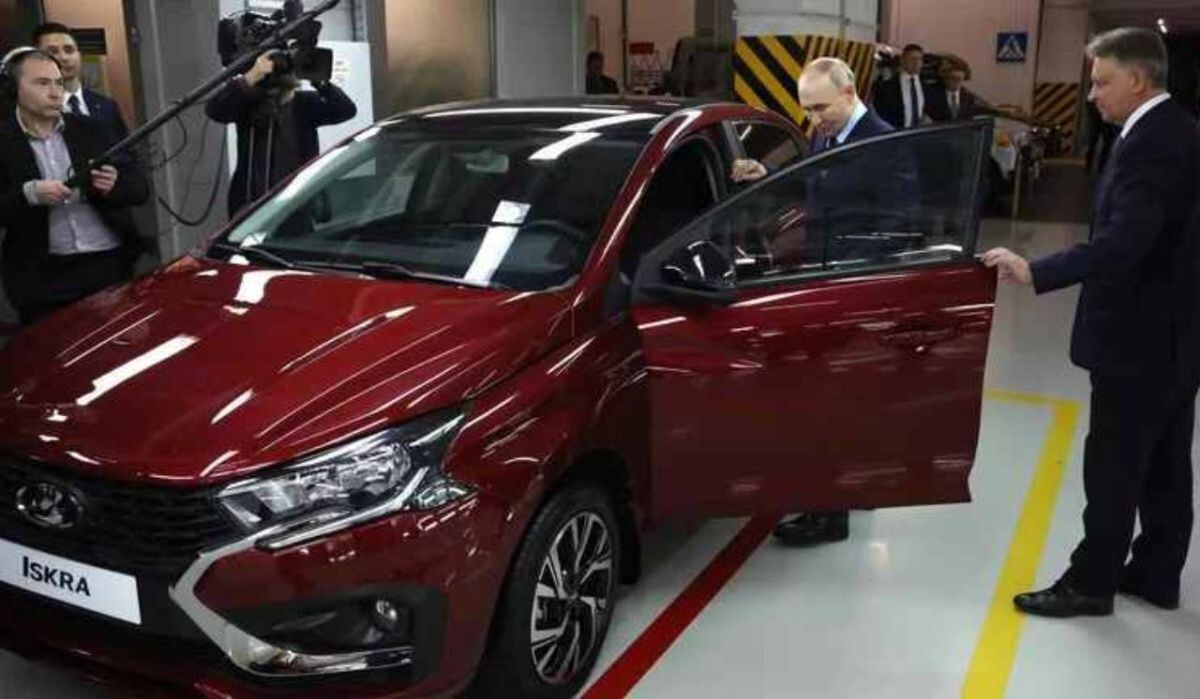     Путину показали Lada Iskra Источник: ria.ru Автор фото: Вячеслав Прокофьев