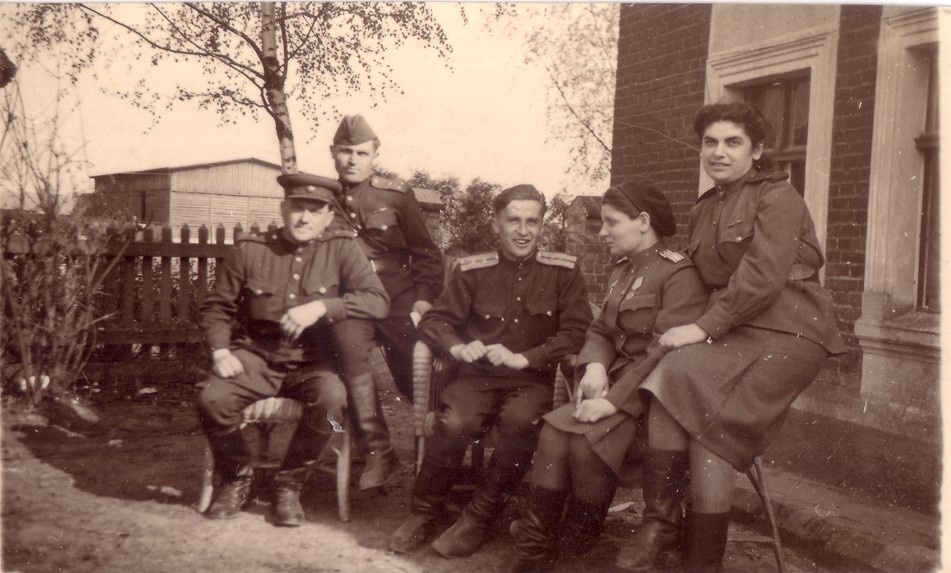 Е.Я. Майзлиш среди однополчан (в центре). Померания, апрель 1945 года.