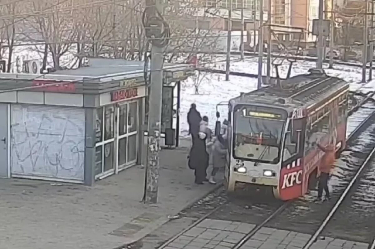    В Ярославле вандал расписал стекла трамвая на виду у людей