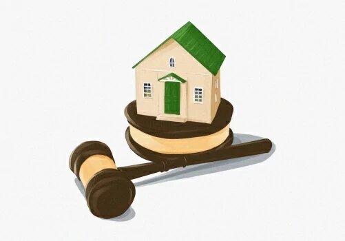 Потеря единственного ипотечного жилья  при банкротстве — кошмар для многих заемщиков. Когда финансовое положение ухудшается, и выплаты по кредиту становятся непосильными, многие рассматривают мировое соглашение как последний шанс сохранить свой дом. Но реакция банков на такое предложение далеко не всегда однозначна и предсказуема. 
