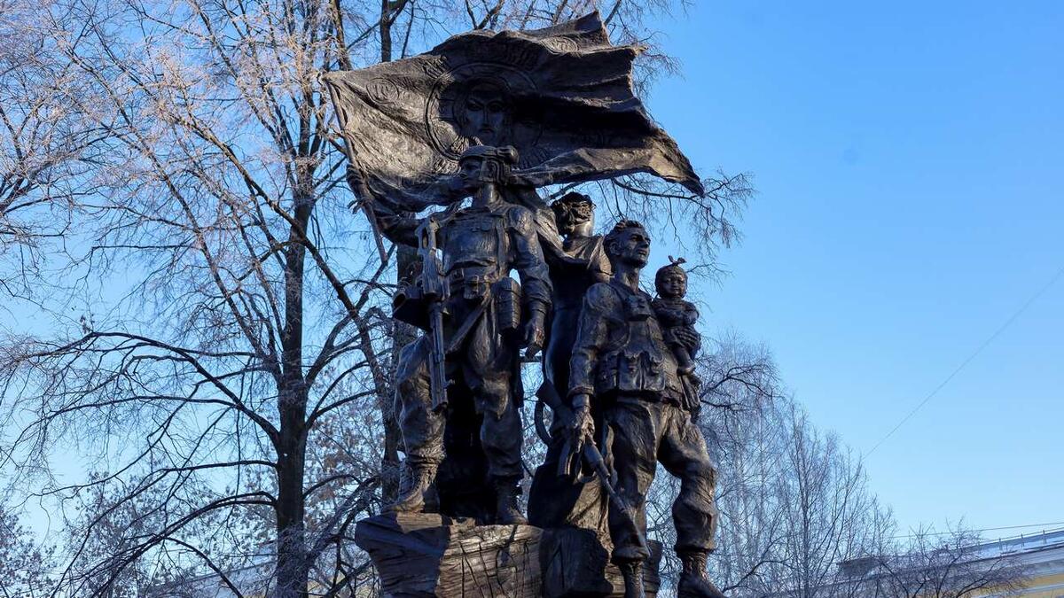 Памятник – это скульптурная композиция, имеющая круговой обзор и состоящая из пяти фигур. Фото: Елена Майорова 