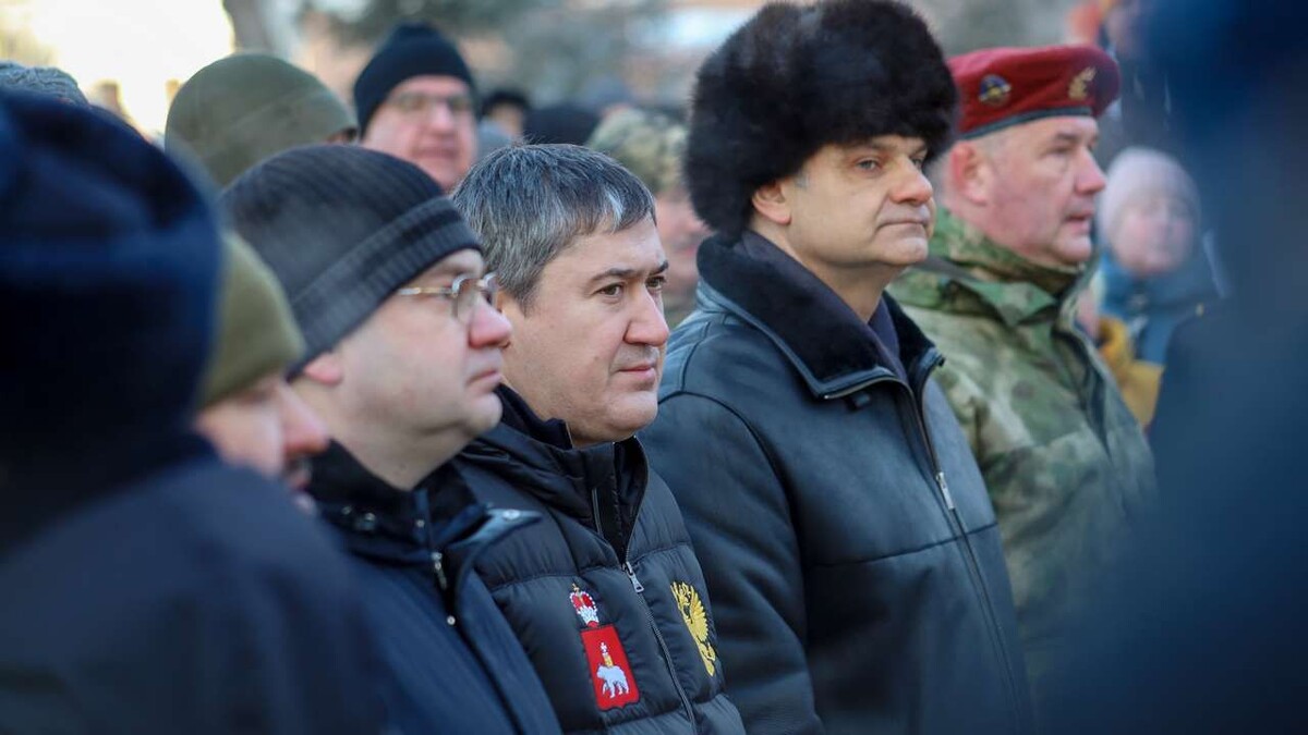 Губернатор  Прикамья и глава Перми возложили цветы к мемориалу Уральскому  добровольческому танковому корпусу. Фото: Елена Майорова