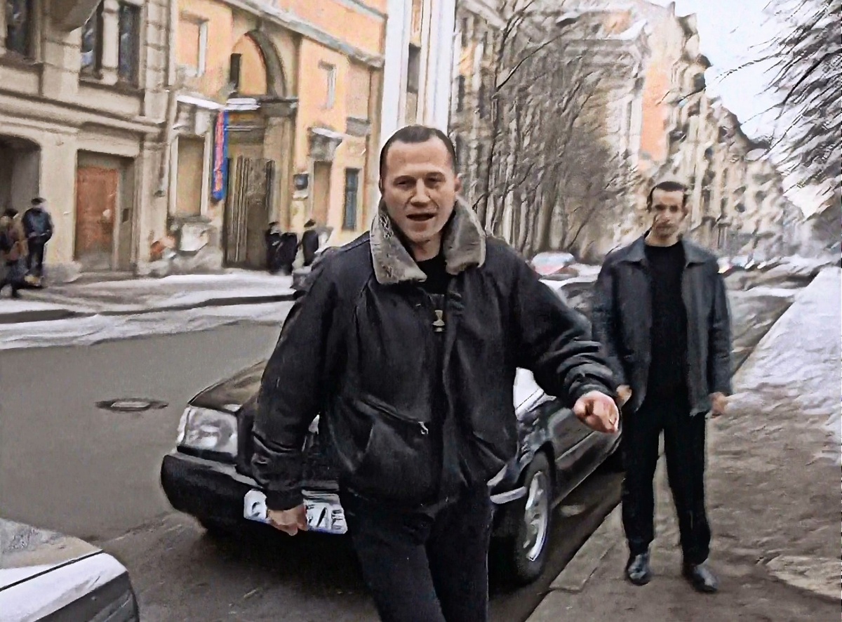 Гусь бежит к матери с ребенком (слева арка в Калужский сквер)