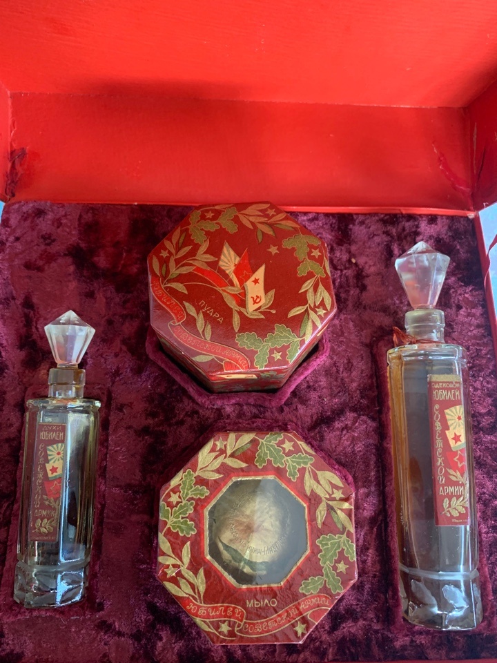Парфюмерный набор "Юбилей Советской Армии" 1948-1955 гг. Фото из коллекции Музея Парфюмерии Винтаж Монтаж г. Алупка