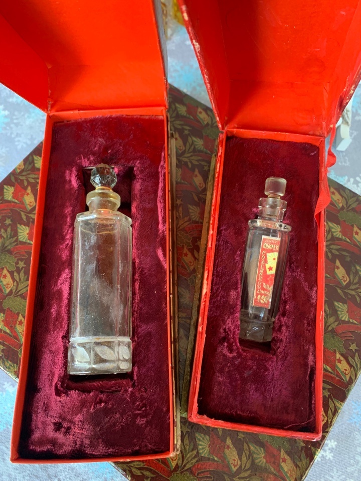 Флаконы от духов и одеколона "Юьилей Советской Армии"1948-1955 гг. Фото из коллекции Музея Парфюмерии Винтаж Монтаж г. Алупка