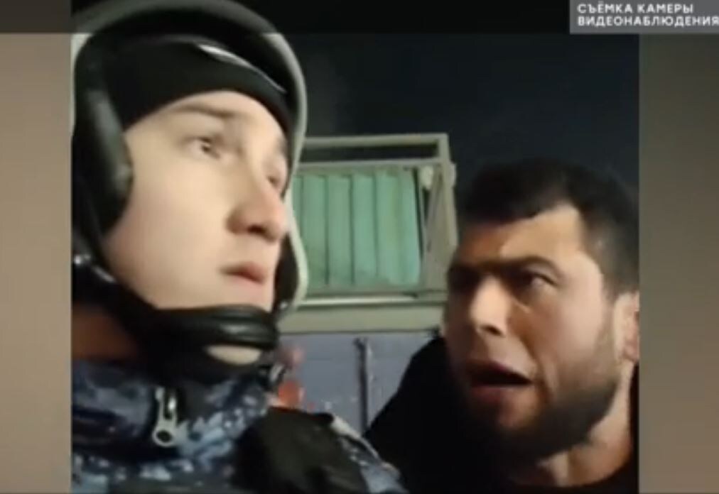 Нападение мигрантов на росгвардейцев в Уфе (кадр видео с нагрудного видеорегистратора)