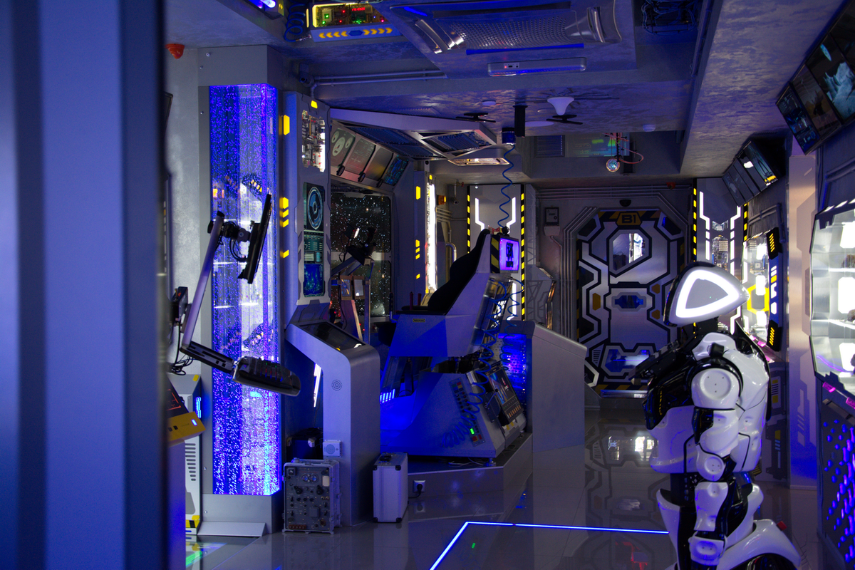 Холл с роботом и тренажёрами. Фото Сергея Малышева.