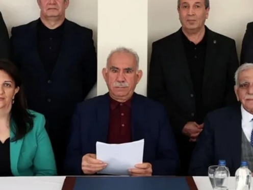 Абдулла Оджалан (в центре) позирует с делегацией Имрали на острове Имрали в четверг . Источник - middleeasteye.net