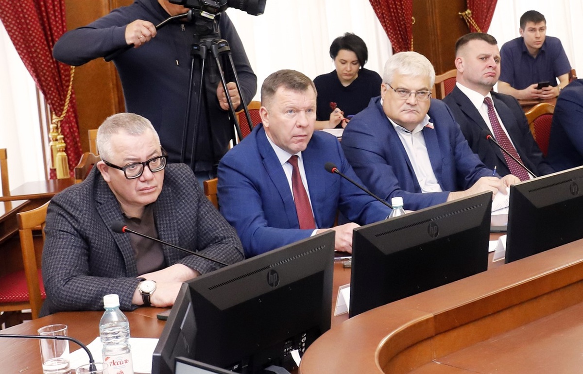 Идет заседание комитета. Фото zsnso.ru.