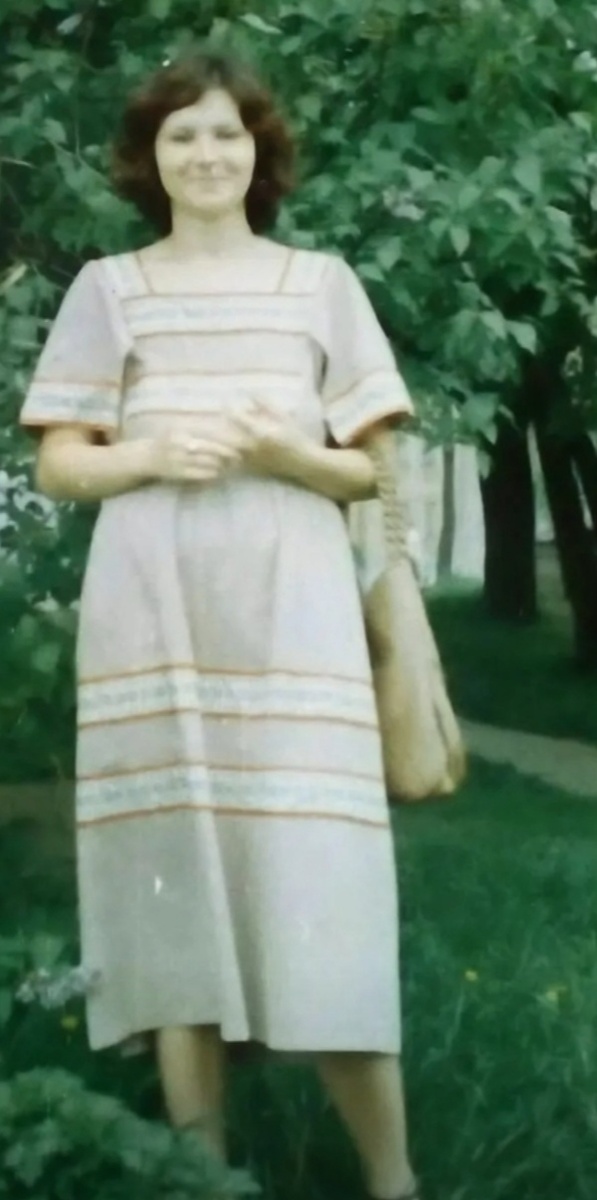 Молодая мама. Здесь она счастлива и выглядит прекрасно. Гармоничный летний лук начала восьмидесятых 