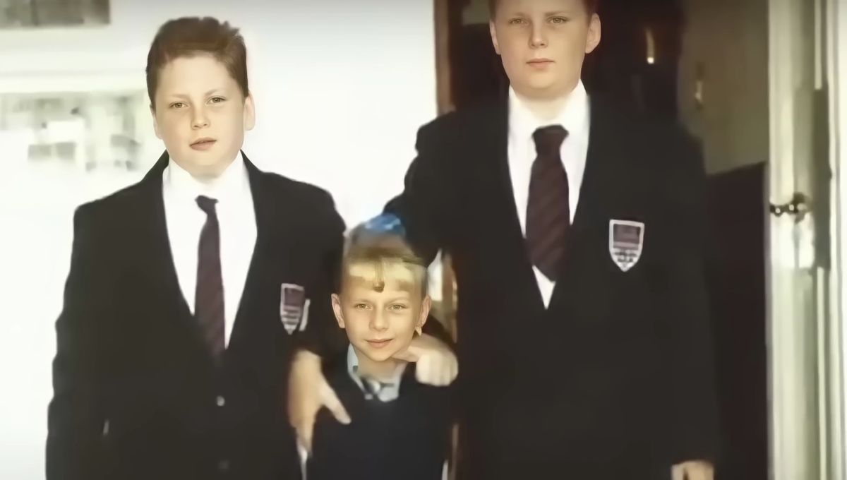 Фотография Джеммы с братьями