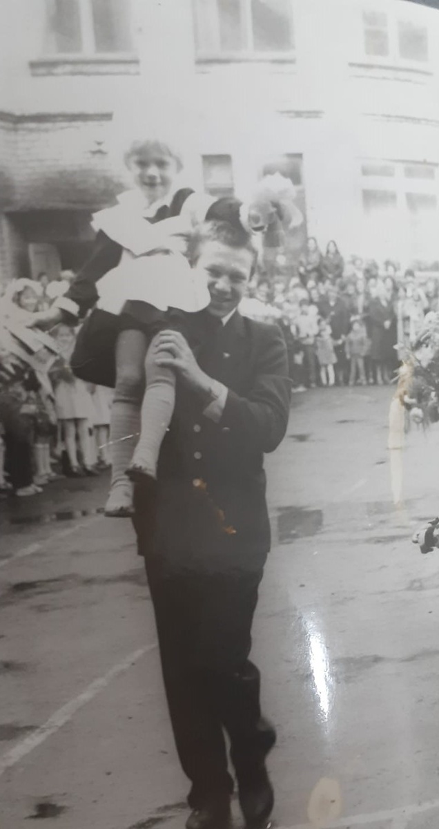 Праздник Последнего звонка в школе. Фото из семейного архива