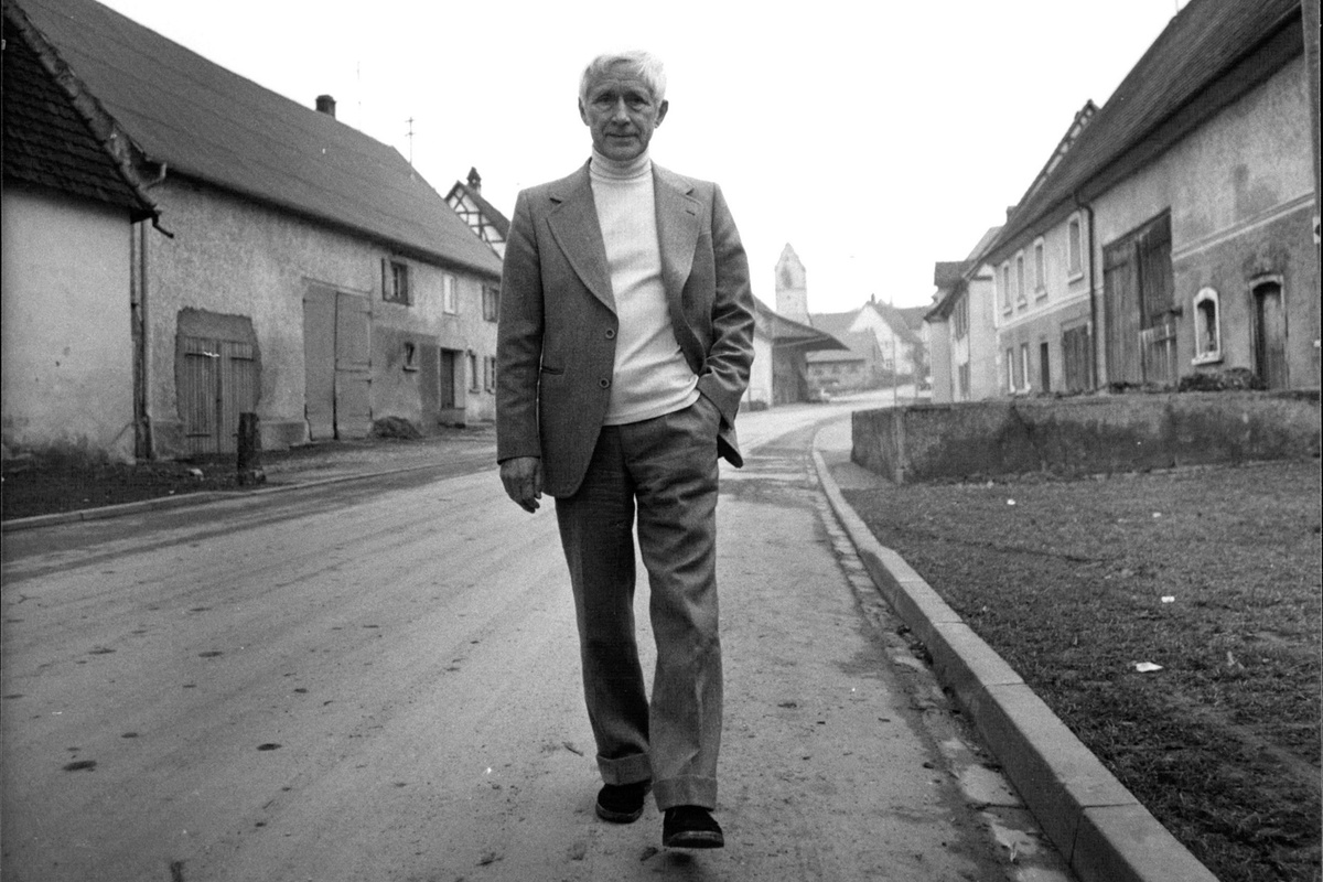    Эрнст Юнгер на прогулке