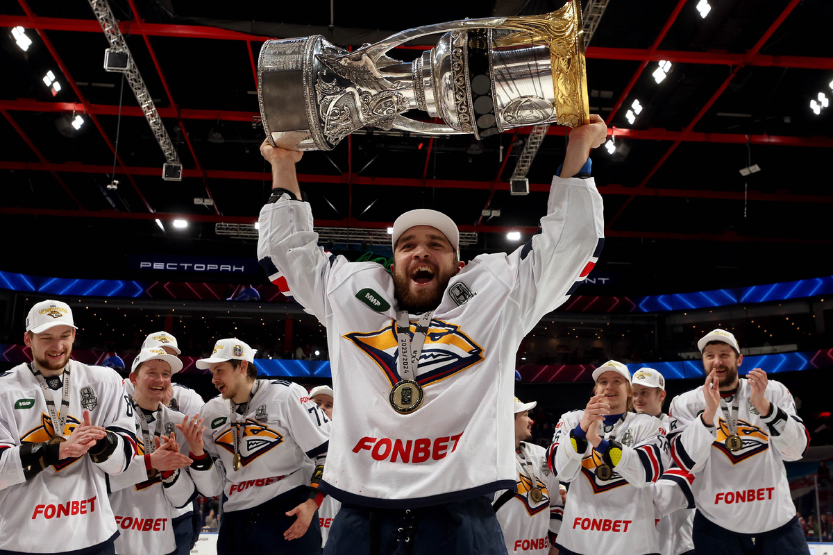 Атмосфера хоккея начинается со льда и продолжается на трибунах, где болельщики становятся частью команды