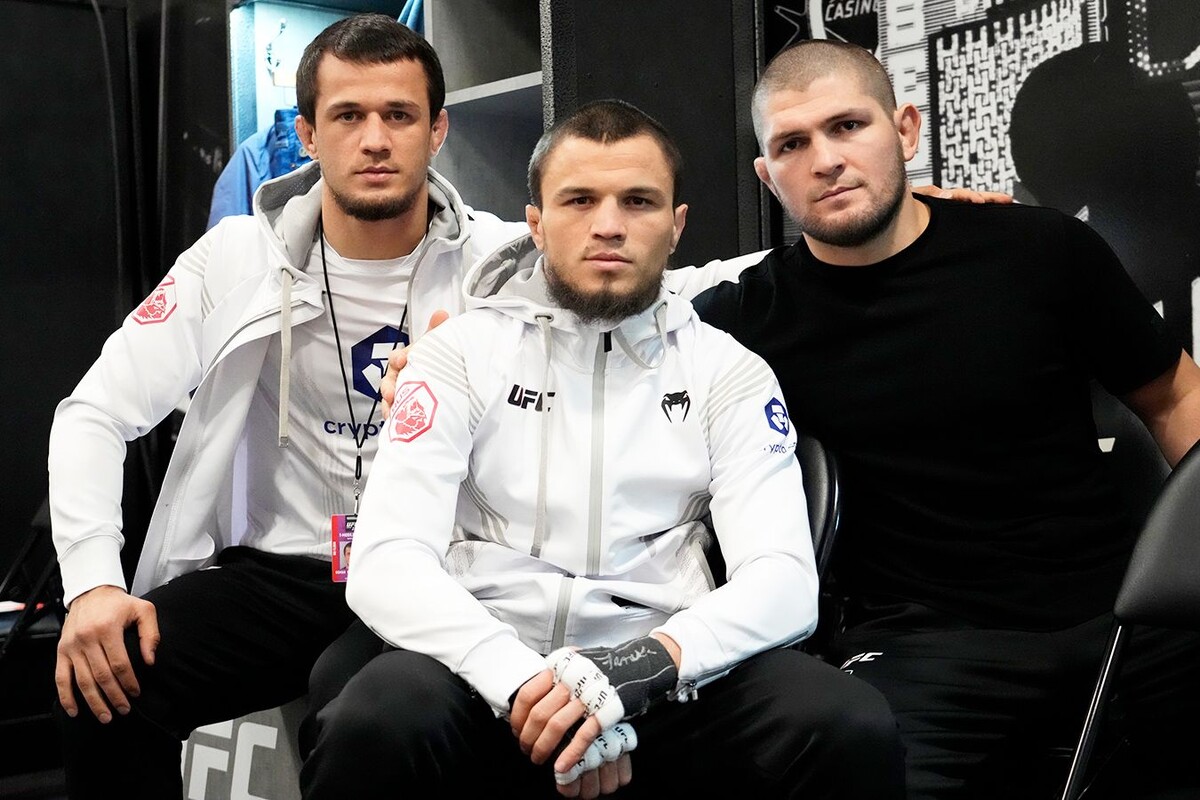 Хабиб с братьями Умаром и Усманом.