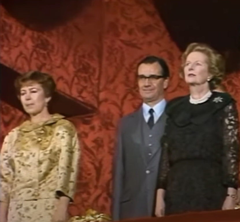 На спектакль в Большом театре 30 марта 1987 года Маргарет Тэтчер надела элегантное платье из черного кружева и неброские ювелирные украшения, а Раиса Максимовна - жакет и юбку вызывающего золотого цвета (супруге Генсека, видимо, так и хотелось почувствовать себя настоящей царицей).