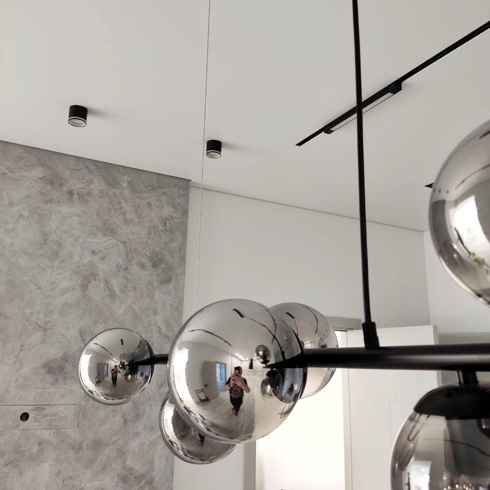 Встроенный светильник в натяжной потолок