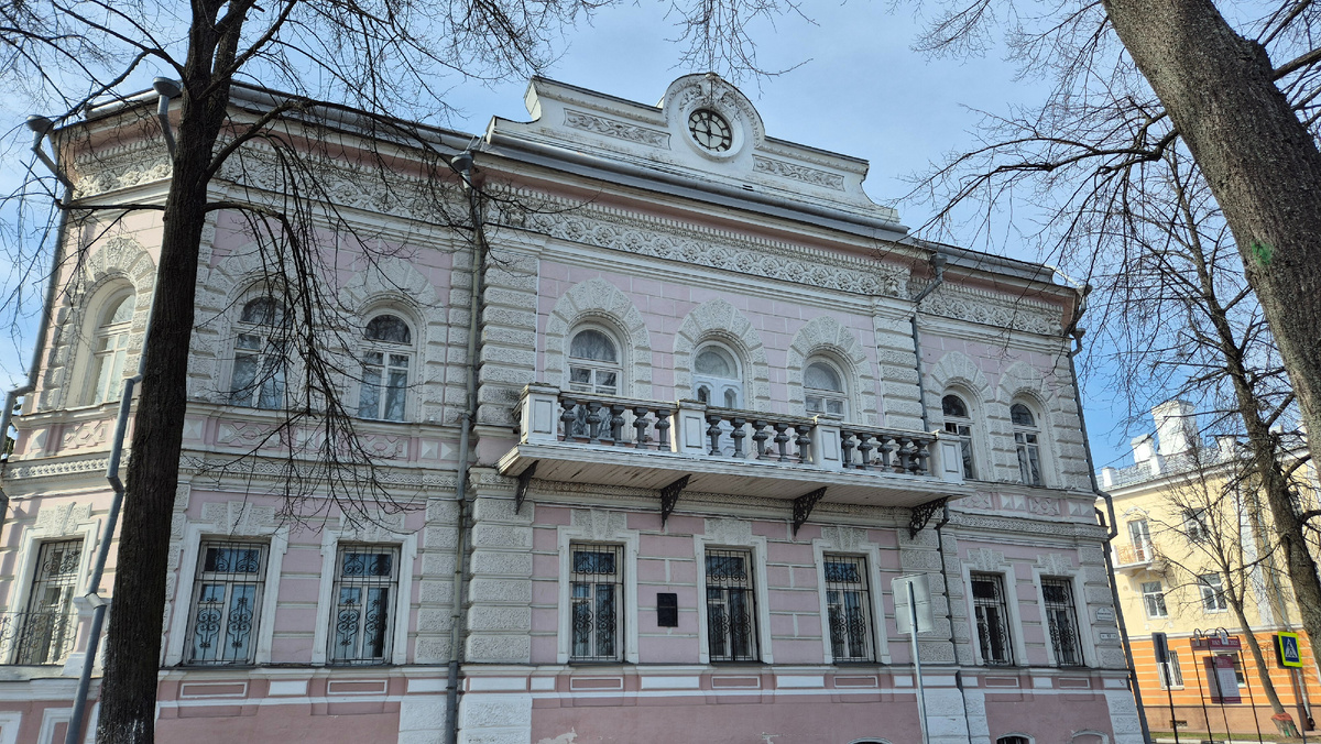 Это один из многочисленных прекрасных особняков, оставленных ярославскими купцами. Сегодня в нем работает музей истории Ярославля