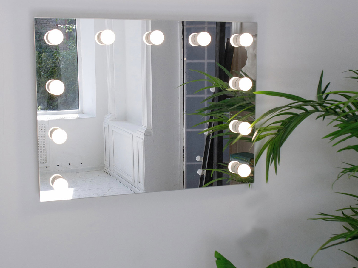 Незаменимый помощник для нанесения макияжа в домашних условиях. Подсветка из ламп устроена так, чтобы на волосы, лицо и шею попадал ровный качественный свет.