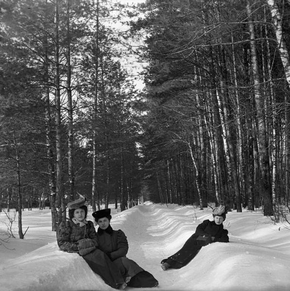 Прогулка в Петровско-Разумовское. «Густя, Тина и Клара на аллее». Александр Гринберг, 1905 - 1909 год, Московская губ., Московский у., МАММ/МДФ.

