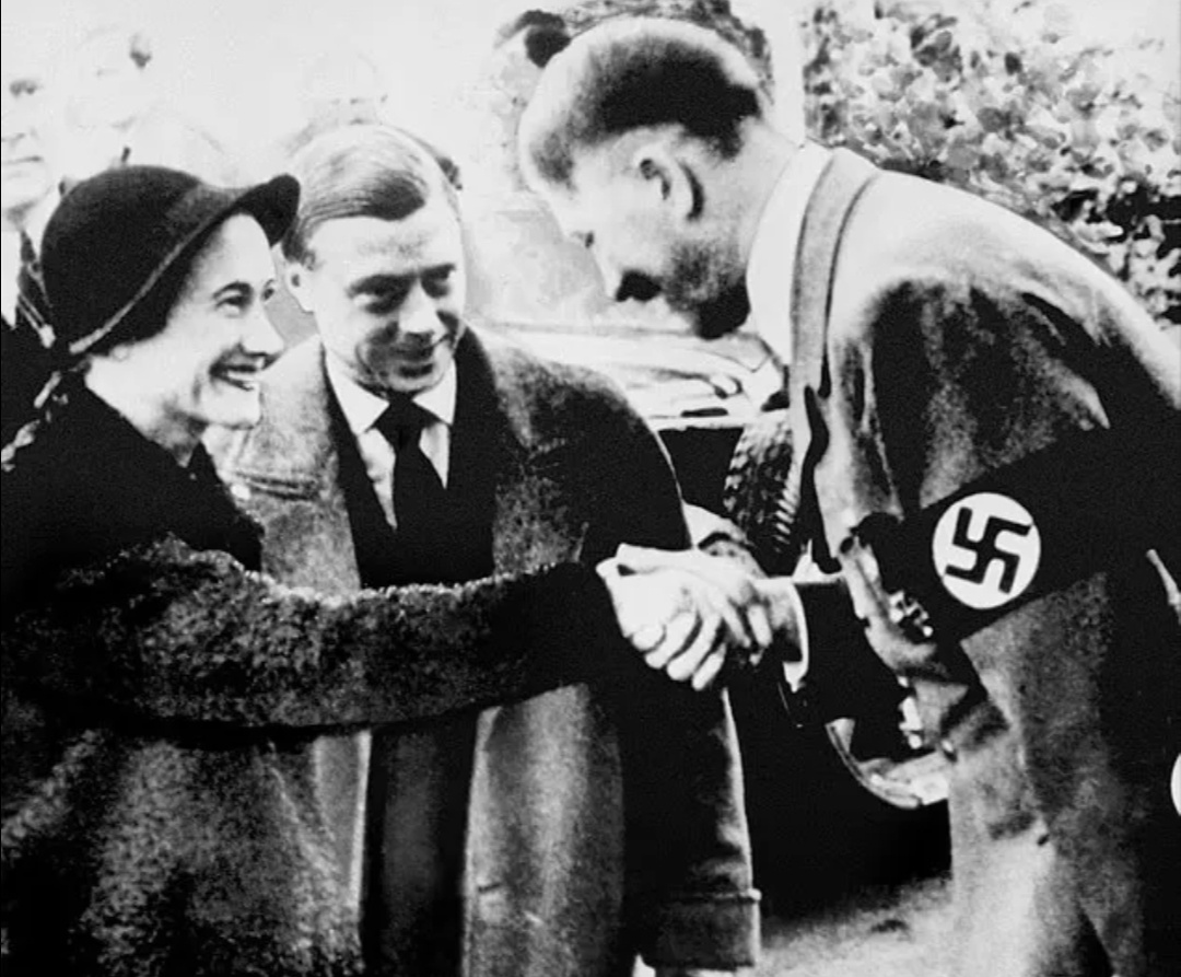 Герцог и герцогиня Виндзорские встречают Адольфа Гитлера в Мюнхене в 1937 году