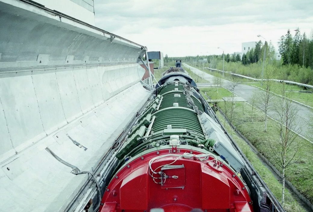 Мобильная пусковая установка МБР РТ-23УТТХ / 15Ж61, замаскированная под вагон-рефрижератор. Все ракеты, как и сами составы были утилизированы в начале нулевых. Всего было произведено 12 БЖРК "Молодец". 28 февраля 1991 года прошли первые испытания комплекса в условиях, максимально приближенных к боевым. Фото МО РФ