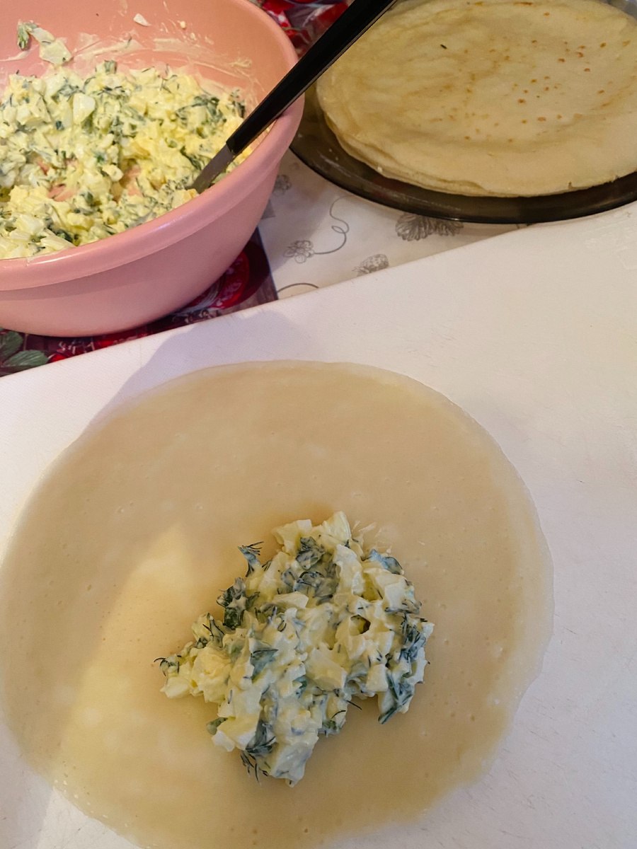 В глубокую кастрюлю мы добавляем : воду ( тёплую ), соль , сахар , яйца 🥚. Я миксером взбиваю . Оставляю на 15-20 мин под крышкой . Добавляю масло ✔️Выпекаю 