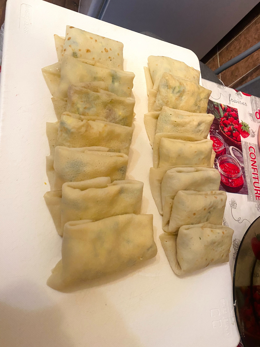 Для начинки : мелко нарезаю кубиками яйца , солю и добавляю майонез ( по вкусу ). Я очень люблю с грибами ( шампиньонами ) , с сосисками , с печенью , рыбой , обожаю с красной икрой , фаршем . Блинки люблю с детства , пробуйте , рецепт простой , если вам не нужно большое количество, просто поделите все ингредиенты на 2 👌✔️ Подпишитесь на меня , мне это очень будет приятно 🏘