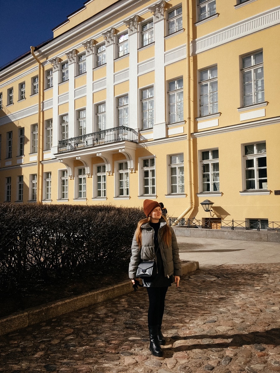 До дворе музея-квартиры А.С. Пушкина по адресу набережная реки Мойки, 12.