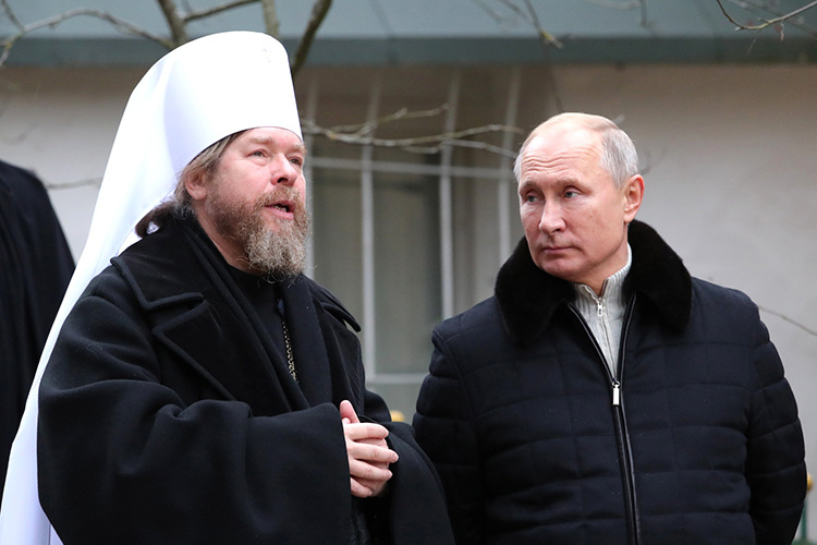    В 2017 году митрополит, как пишет «Коммерсантъ», говорил, что по вопросам православия Владимир Путин «имеет возможность консультироваться с немалым числом компетентных людей — от Святейшего патриарха до простых священников и мирян».   
Фото: © Kremlin Pool / Global Look Press / www.globallookpress.com