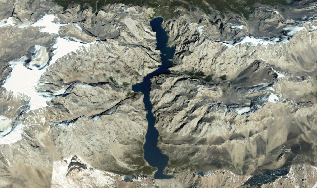 Большая часть берегов Кёль-Суу неприступна - скалы поднимаются почти вертикально. Туристы подъезжают к озеру с севера