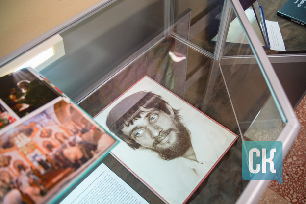    «Творчество можно найти везде»: в память о Сергее Склярове открылась выставка его работ