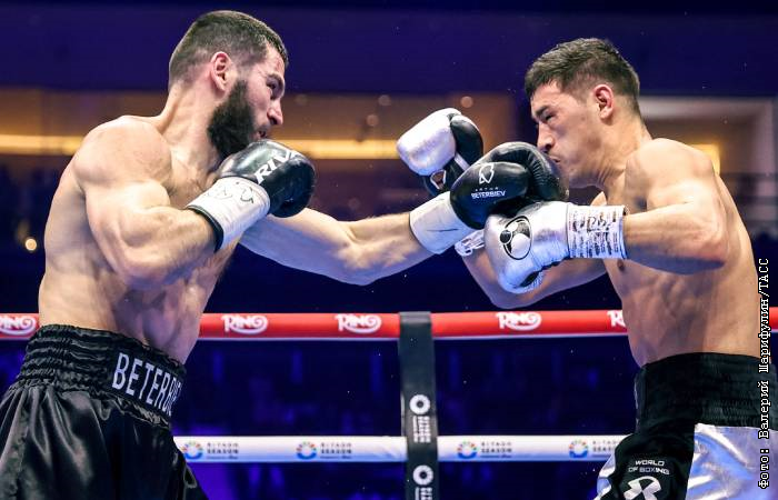 Артур Бетербиев атакует