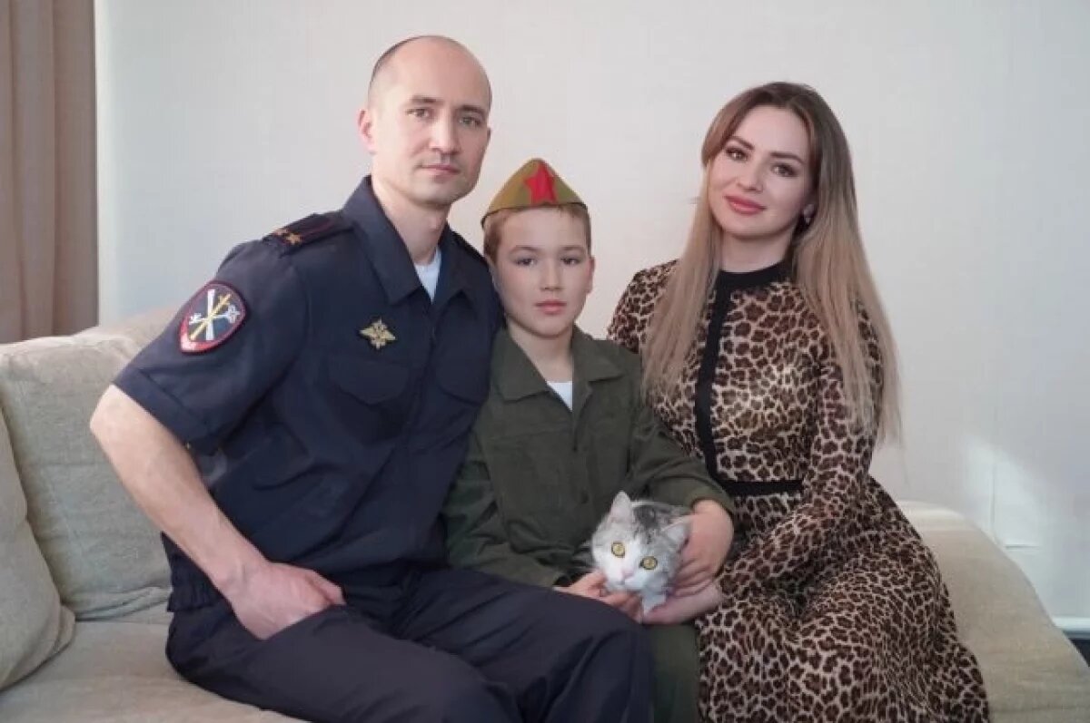    Амир с мамой и папой.