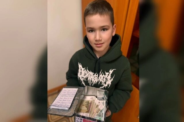    Амир с собранными средствами. Фото: Телеграм-канал Радия Хабирова