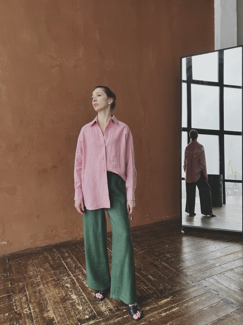 На фото льняные брюки на резинке Molinialife